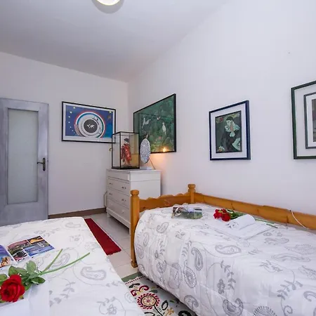 Apartment Sleeps 4 *