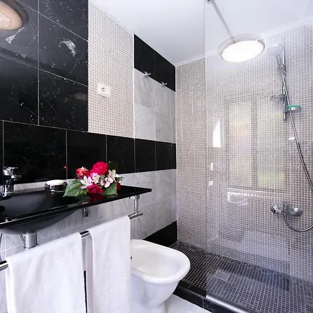 Sleeps 4 Apartment Menaggio